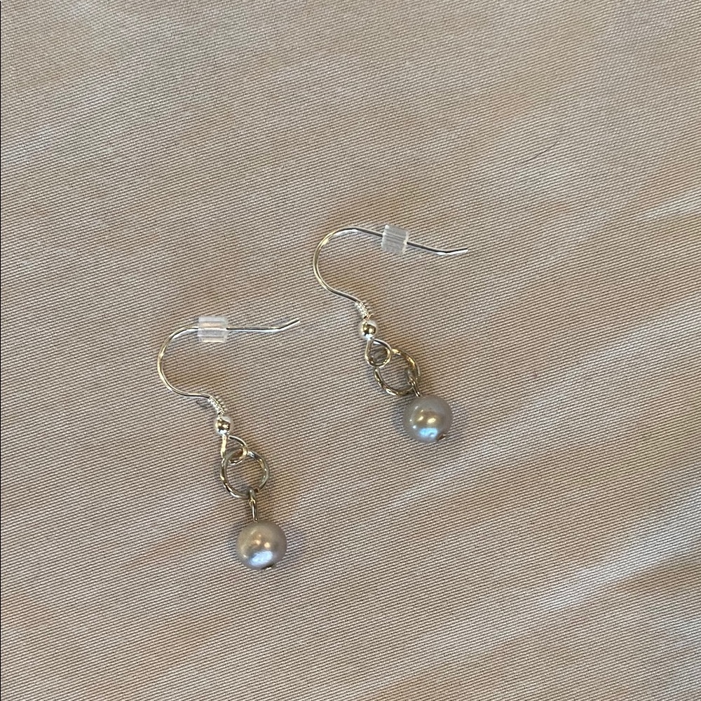 Gray pearl dangling earrings